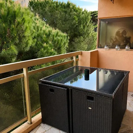 Charming Quiet 2-room Apartment, Floor Private Parking Cannes